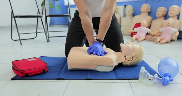 Treinamento de primeiros socorros com dea