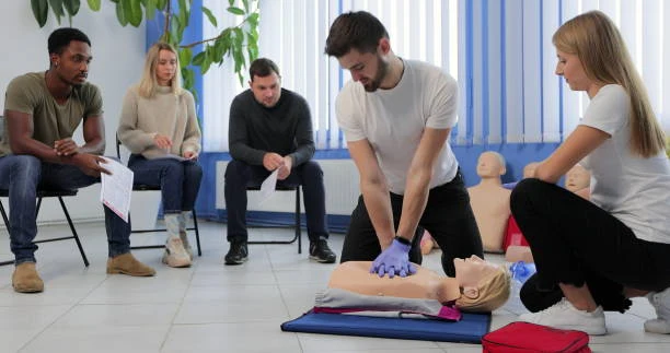 Treinamento de primeiros socorros para escolas