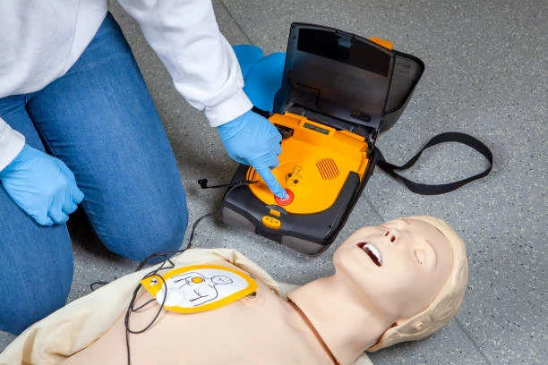 Treinamento de suporte básico de vida com desfibrilador